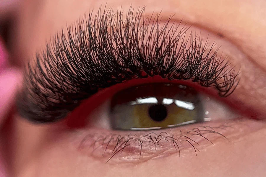Quel est le pire ennemi des extensions de cils ? Ce qu’il faut absolument éviter pour préserver leur tenue