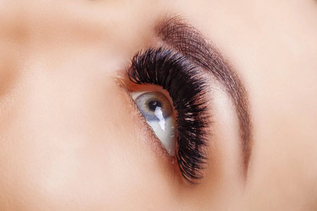 Pourquoi les faux cils ont-ils été inventés et pourquoi continuent-ils à séduire ?