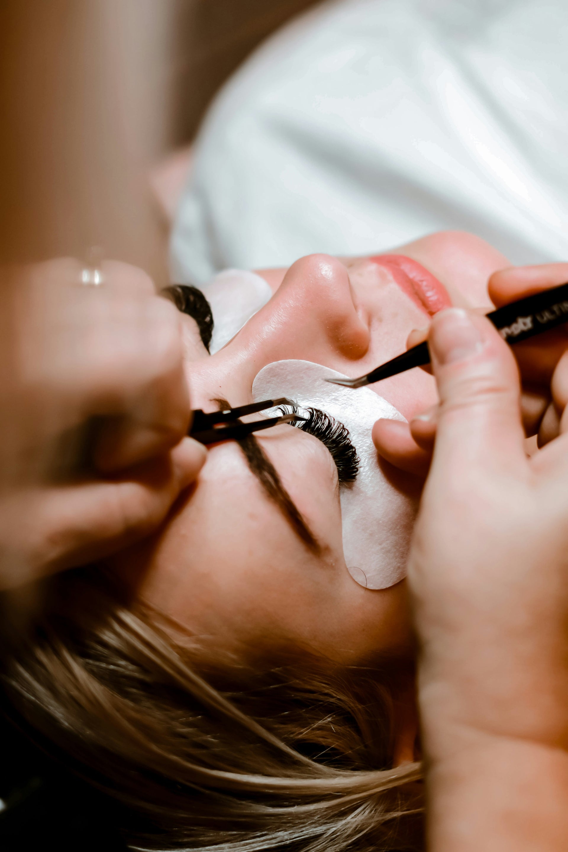 Eyelash Extensions vs. False Eyelashes: Why False Eyelashes Are a Better Alternative