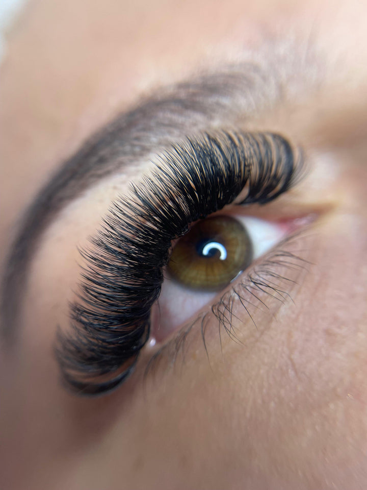 Magnetic Eyelashes vs. Glue-On Eyelashes: The Ultimate Guide to Choosing the Right One