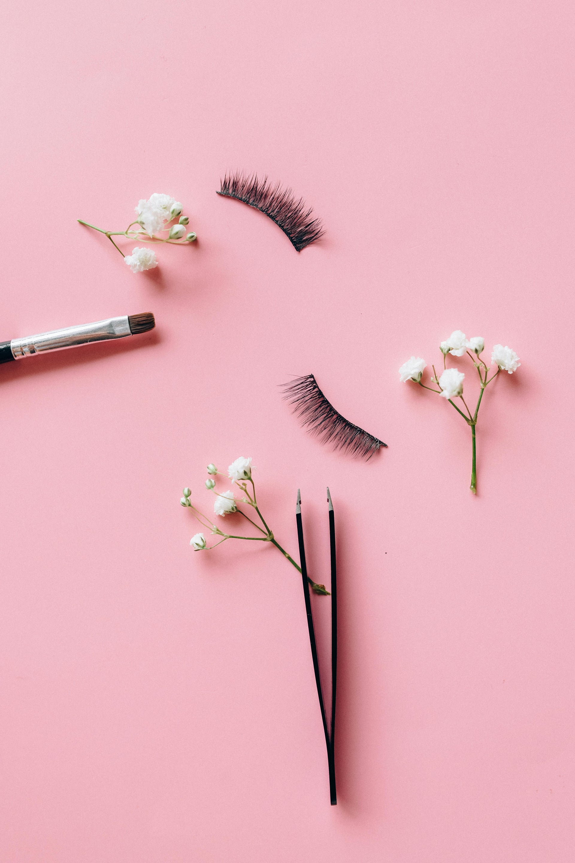 How to Apply False Eyelashes with Tweezers: The Easy Technique.