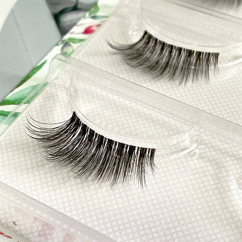 Natural False Eyelashes for a Discreet Look